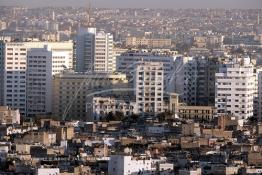 Image du Maroc Professionnelle de  Sur cette image réalisée le 12 Janvier 2009 du minaret de la mosquée Hassan II, on découvre au premier plan l’ancienne médina dont l’extension à l’Est de Casablanca a été bloqué par des constructions de plusieurs étages et ce depuis 1930. Depuis 40 ans les espaces verts ont presque disparu à Casablanca il n’ y a que le béton qui pousse, la verdure est vraiment rare. (Photo / Abdeljalil Bounhar) 